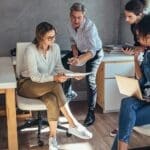 Xerox® VersaLink® B620 imprimante en situation au travail Personnes dans un bureau à côté de l'imprimante Xerox® VersaLink® B620