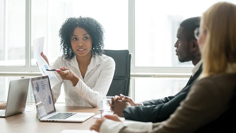 Collaborateurs examinent les imprim&eacute;s